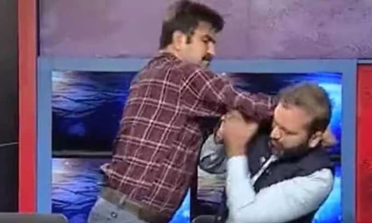 Pakistani Tv Show: ಟಿವಿ ಚಾನೆಲ್‌ ನ ಲೈವ್‌ ಶೋನಲ್ಲೇ ಪಾಕ್‌ ಮುಖಂಡರ ಮಾರಾಮಾರಿ!