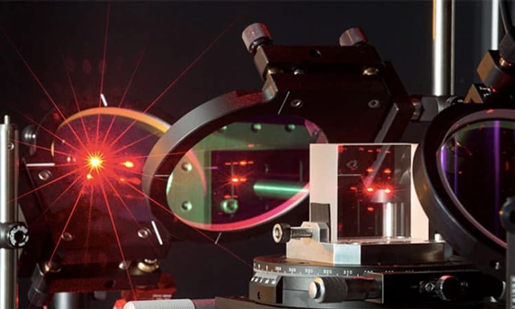 UK ವಿಶ್ವದಲ್ಲೇ ಬಲಿಷ್ಠ ಲೇಸರ್‌ ನಿರ್ಮಾಣ? ಸೂರ್ಯನಿಗಿಂತಲೂ ಶತಕೋಟಿ ಪಟ್ಟು ಪ್ರಕಾಶಮಾನ