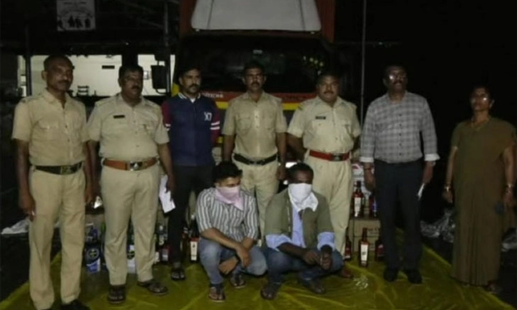 Karwar: ಚೆಕ್ ಪೋಸ್ಟ್ ನಲ್ಲಿ 5 ಲಕ್ಷ ರೂ.ಬೆಲೆಯ ಗೋವಾ ಮದ್ಯ ವಶಕ್ಕೆ