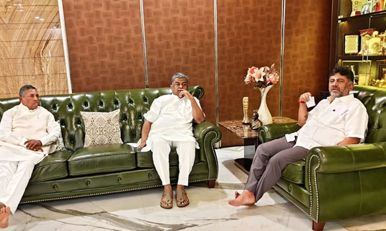 DCM DK Shivakumar ಜತೆ ಹರಿಪ್ರಸಾದ್‌, ಮುನಿಯಪ್ಪ ಚರ್ಚೆ