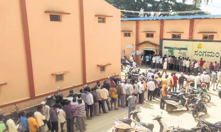 Urea shortage: ಯೂರಿಯಾ ಕೊರತೆ: ಸಾಲುಗಟಿ ನಿಂತ ರೈತರು