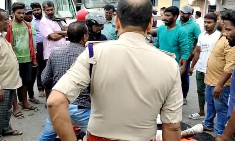 Ramanagar: ಡಿವೈಡರ್‌ ಗೆ ಬೈಕ್ ಡಿಕ್ಕಿ, ಇಬ್ಬರಿಗೆ ಗಂಭೀರ ಗಾಯ