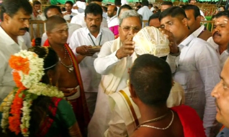 Hanur; ಸಾಮೂಹಿಕ ವಿವಾಹದಲ್ಲಿ ವರನ ಪೇಟ ಸರಿಪಡಿಸಿದ ಸಿಎಂ ಸಿದ್ದರಾಮಯ್ಯ