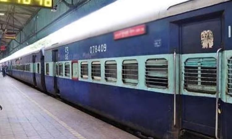 Mangaluru ರೈಲು ಹತ್ತುವಾಗ ಆಯತಪ್ಪಿ ಬಿದ್ದ ಮಹಿಳೆಯ ರಕ್ಷಣೆ