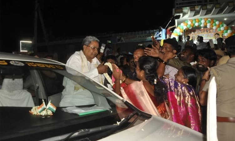Hanur ಪಟ್ಟಣದಲ್ಲಿ ಮುಖ್ಯಮಂತ್ರಿ ಸಿದ್ದರಾಮಯ್ಯ ಅವರಿಗೆ ಅದ್ದೂರಿ ಸ್ವಾಗತ