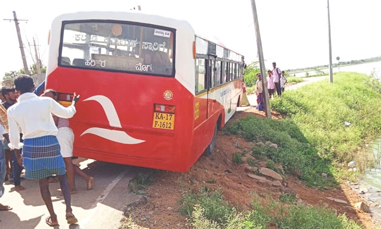 Harapanahalli: ಬಸ್‌ ಚಾಲಕನ‌ ಸಮಯಪ್ರಜ್ಞೆ, ತಪ್ಪಿದ ಅನಾಹುತ