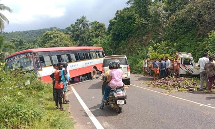 Kasaragodu: ಬಸ್‌- ಪಿಕಪ್‌ ಢಿಕ್ಕಿ : ಗಂಭೀರ ಗಾಯಗೊಂಡಿದ್ದ ಪಿಕಪ್ ಚಾಲಕ ಸಾವು