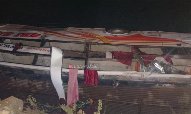 Hosapete: ಬಸ್ ಪಲ್ಟಿ; 10ಕ್ಕೂ ಹೆಚ್ಚು ಜನರಿಗೆ ಗಾಯ, ಚಾಲಕನ ಸ್ಥಿತಿ ಗಂಭೀರ