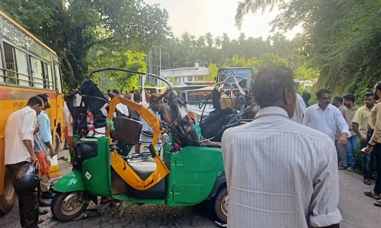Road Mishap: ಬದಿಯಡ್ಕ- ಪಳ್ಳತ್ತಡ್ಕ: ಖಾಸಗಿ ಶಾಲಾ ಬಸ್- ರಿಕ್ಷಾ ಡಿಕ್ಕಿ:  5 ಮಂದಿ ಮೃತ್ಯು