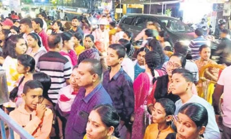 Belagavi: ಗಣಪನ ವೀಕ್ಷಿಸಲು ಜನಜಂಗುಳಿ-ಮಧ್ಯರಾತ್ರಿಯವರೆಗೂ ವೀಕ್ಷಣೆ