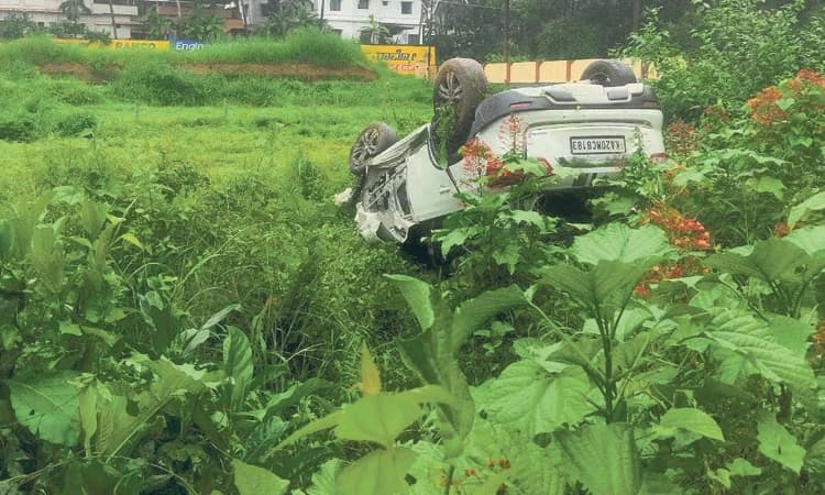 Road Mishap ಕಾರ್ನಾಡು: ಢಿಕ್ಕಿ; ರಸ್ತೆ ಬದಿ ಉರುಳಿ ಬಿದ್ದ ಕಾರು