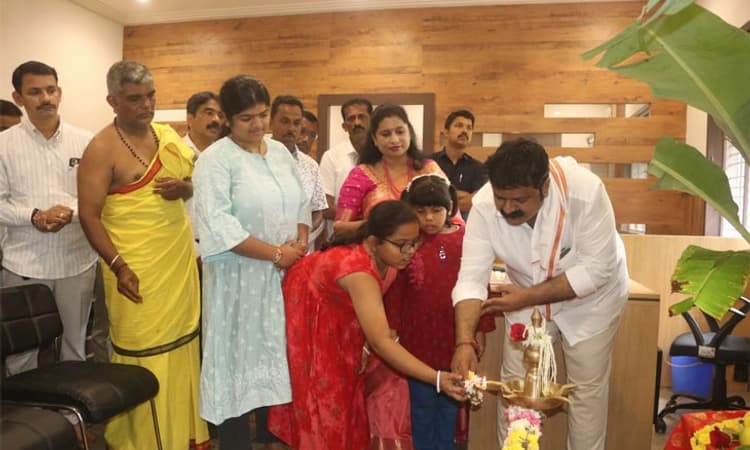 Bhatkal: ಸಚಿವ ಮಂಕಾಳ ವೈದ್ಯ ಅವರ ಕಾರ್ಯಾಲಯ ಆರಂಭ; ಜನಜಂಗುಳಿ