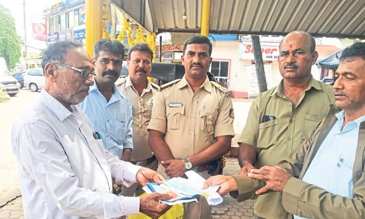 Manipal ಆಟೋ ರಿಕ್ಷಾ ಚಾಲಕನ ಪ್ರಾಮಾಣಿಕತೆ: ಚೆಕ್‌, ದಾಖಲೆಗಳ ಹಸ್ತಾಂತರ