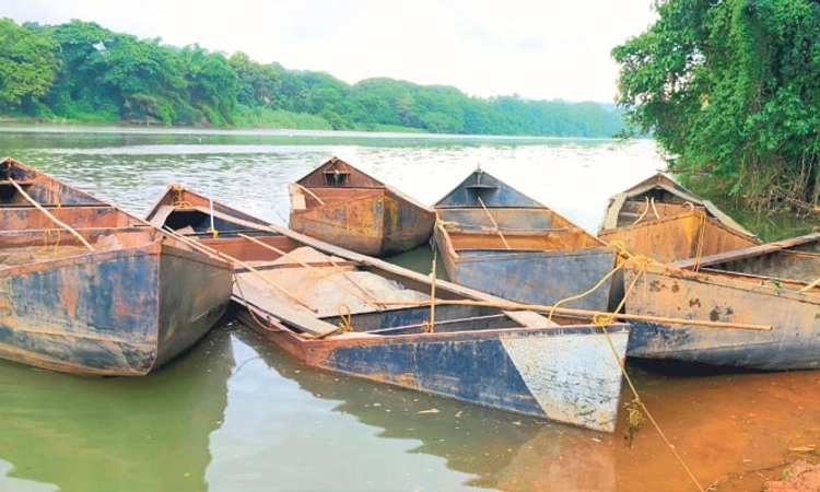 Bajpe ಅಕ್ರಮ ಮರಳುಗಾರಿಕೆ : 2 ಟಿಪ್ಪರ್‌, 15 ದೋಣಿ ವಶ