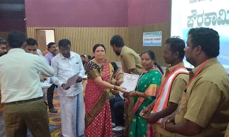 Holalkere: ರಾಷ್ಟ್ರ ಪ್ರಶಸ್ತಿ ತಂದುಕೊಟ್ಟ ಗರಿಮೆ ಪುರಸಭೆಯ ಪೌರಕಾರ್ಮಿಕರಿಗೆ ಸಲ್ಲಬೇಕು
