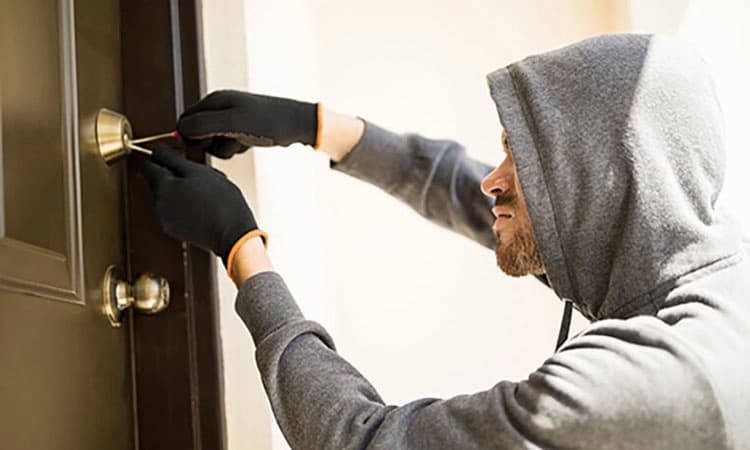 Kunigal: ಮನೆ ಬೀಗ ಹೊಡೆದು ಕಳ್ಳತನ