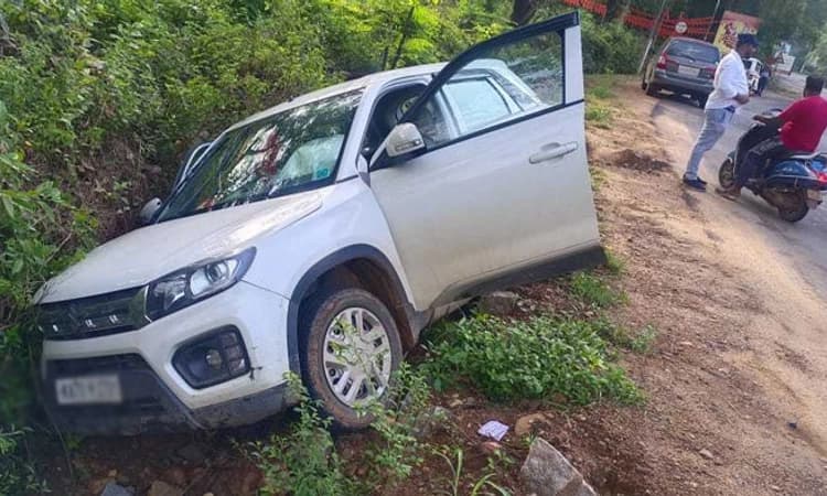 Belthangady ಕನ್ಯಾಡಿ ನೀರಚಿಲುಮೆ ಬಳಿ ಚರಂಡಿಗೆ ಉರುಳಿದ ಕಾರು