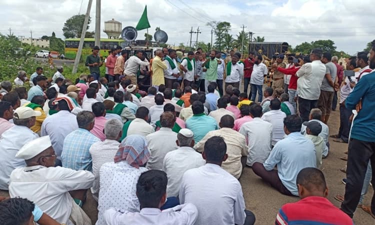 Protest: ಕಾಲುವೆಗೆ ನೀರು ಹರಿಸಲು ಆಗ್ರಹಿಸಿ ರೈತರ ಬೃಹತ್ ಪ್ರತಿಭಟನೆ
