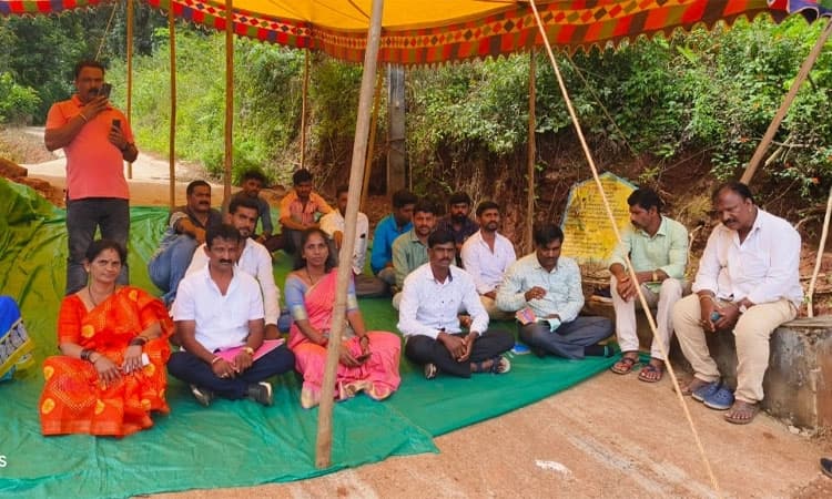 Kottigehara: ಅಕ್ರಮ ಭೂ ಕಬಳಿಕೆ ತೆರವುಗೊಳಿಸದ ಕಂದಾಯ ಇಲಾಖೆ ವಿರುದ್ದ ಪ್ರತಿಭಟನೆ