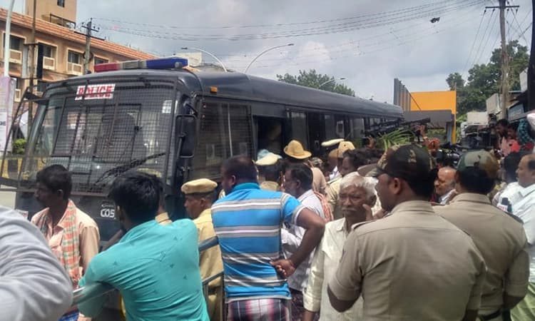 Davanagere: ಟ್ರ್ಯಾಕ್ಟರ್ ರ್ಯಾಲಿಗೆ ಮುಂದಾದ ರೈತರ ಬಂಧನ