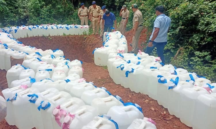 Sirsi: ಅಕ್ರಮ ಸ್ಪಿರಿಟ್ ಸಾಗಾಟ; 2.97 ಲಕ್ಷ ರೂ. ಮೌಲ್ಯದ ಸ್ಪಿರಿಟ್ ನಾಶ