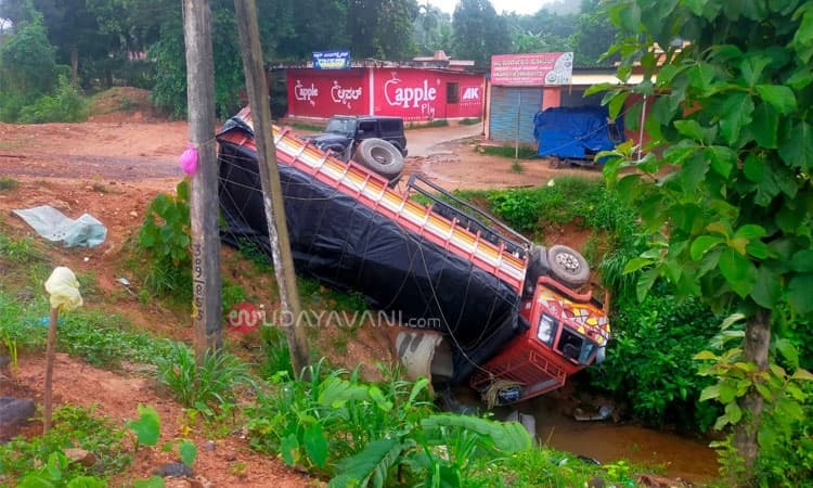 Bantwala: ಚಾಲಕನ ನಿಯಂತ್ರಣ ತಪ್ಪಿ ರಸ್ತೆ ಬದಿಯ ಚರಂಡಿಗೆ ಬಿದ್ದ ಲಾರಿ
