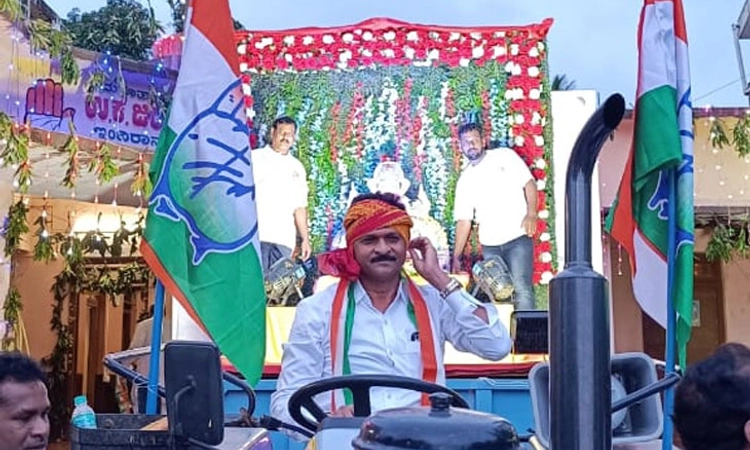 Sirsi; ಗಣಪತಿ ವಿಸರ್ಜನೆ ಟ್ರ್ಯಾಕ್ಟರ್ ಓಡಿಸಿದ ಶಾಸಕ!