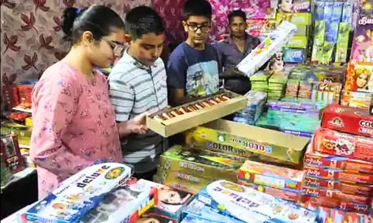 Panaji: ರಾಜ್ಯದೆಲ್ಲೆಡೆ ವಿಜೃಂಭಣೆಯ ಗೌರಿ ಗಣೇಶ ಹಬ್ಬ; ಪಟಾಕಿ ಖರೀದಿ ಭಾರಿ ಇಳಿಕೆ