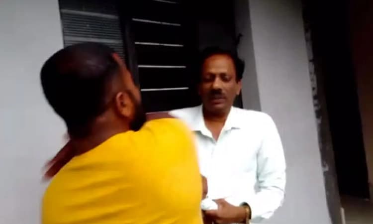 Balehonnur;ತಾಲೂಕು ವೈದ್ಯಾಧಿಕಾರಿಗೆ ಹಿಗ್ಗಾಮುಗ್ಗಾ ಥಳಿತ: Video Viral