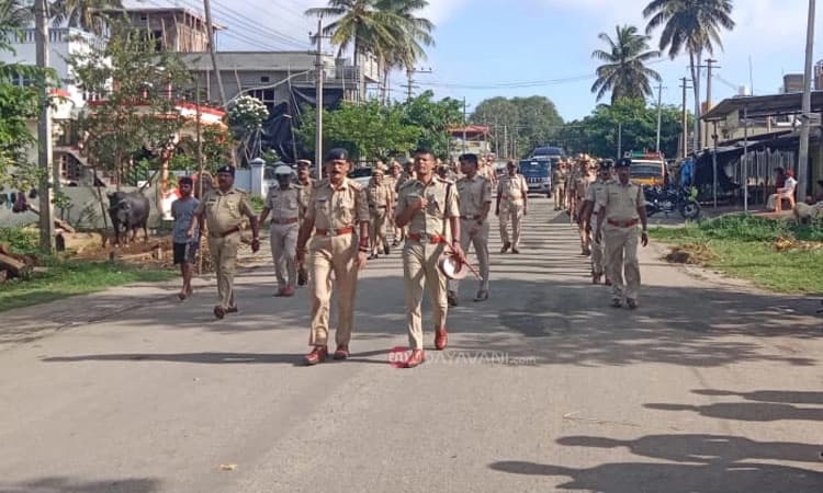 Hunsur: ಪೊಲೀಸರಿಂದ ಪಥ ಸಂಚಲನ