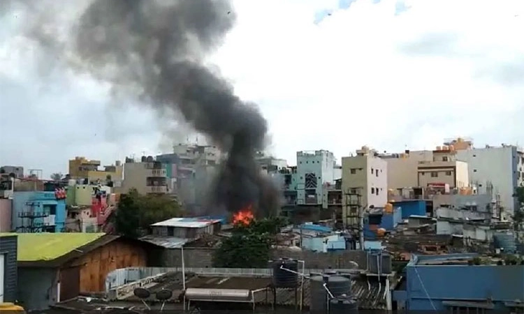 Bengaluru: ಗೋದಾಮಿನಲ್ಲಿ ಅಗ್ನಿ ಅವಘಡ: 8 ಮನೆಗಳು ಬೆಂಕಿಗಾಹುತಿ