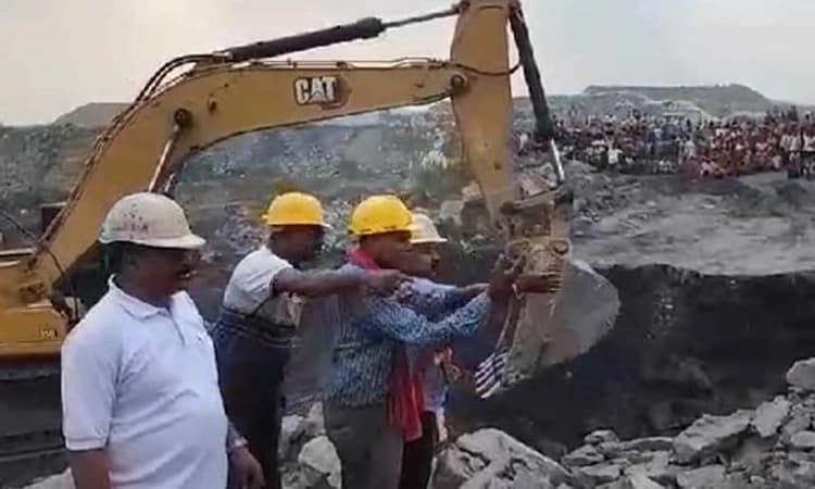 ಬಹಿರ್ದೆಸೆಗೆ ತೆರಳಿದ್ದ ವೇಳೆ ಕಲ್ಲಿದ್ದಲು ಗಣಿ ಭೂ ಭಾಗ ಕುಸಿದು 3 ಮಹಿಳೆಯರು ಜೀವಂತ ಸಮಾಧಿ