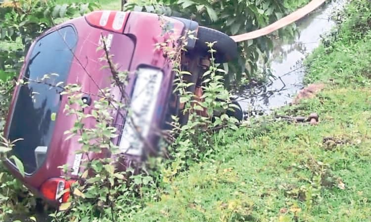 Kundapura ಕೆರೆಕಟ್ಟೆ: ಪಲ್ಟಿಯಾಗಿ ಹೊಂಡಕ್ಕೆ ಬಿದ್ದ ಕಾರು