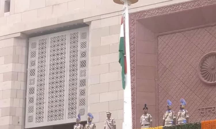 Parliament Session; ನೂತನ ಸಂಸತ್ ಭವನದಲ್ಲಿ ರಾಷ್ಟ್ರ ಧ್ವಜಾರೋಹಣ ಮಾಡಿದ ಉಪ ರಾಷ್ಟ್ರಪತಿ