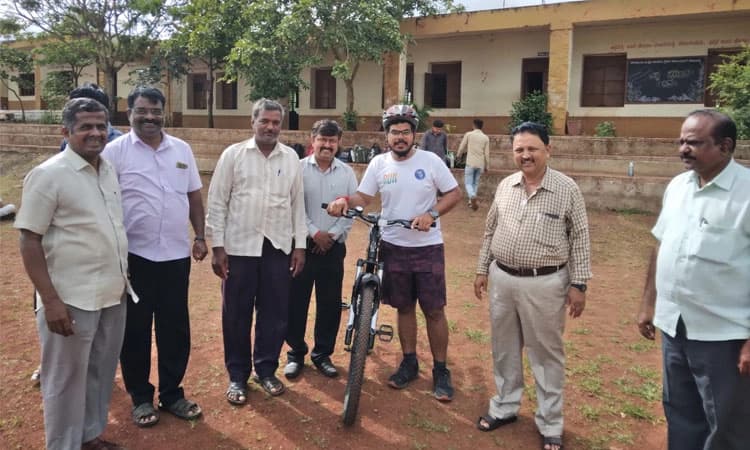 Chikkodi: ಸೈಕಲ್ ಸವಾರಿ ಮೂಲಕ ಆರೋಗ್ಯ- ಸಂಚಾರಿ ಜಾಗೃತಿ ಮೂಡಿಸುವ ಉಪವಿಭಾಗಾಧಿಕಾರಿ