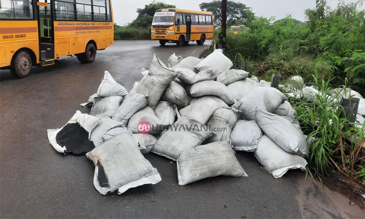 MCC: ರಸ್ತೆಬದಿ ಕಲ್ಲಿದ್ದಲು ತುಂಬಿದ್ದ ಗೋಣಿ; ಕಂಪನಿ ಆಡಳಿತಕ್ಕೆ ದಂಡ ವಿಧಿಸಿದ ಪಾಲಿಕೆ