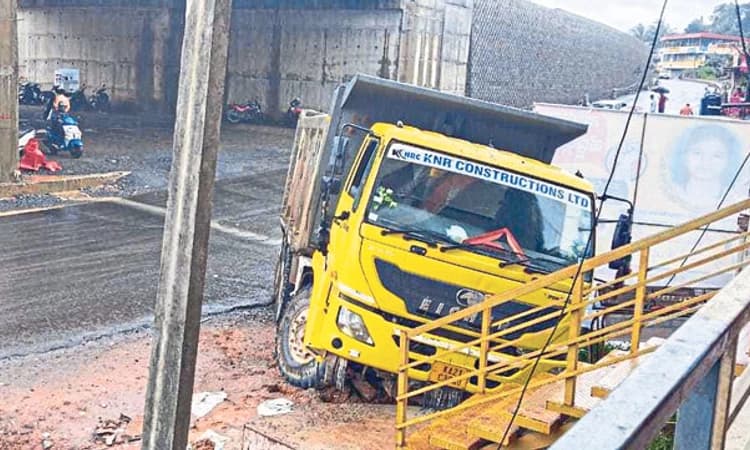 Melkar: ನಿಲ್ಲಿಸಿದ್ದ ಲಾರಿ ಮುಂದಕ್ಕೆ ಚಲಿಸಿ ಕಾರಿಗೆ ಢಿಕ್ಕಿ; ಇಬ್ಬರು ಮಹಿಳೆಯರಿಗೆ ಗಾಯ