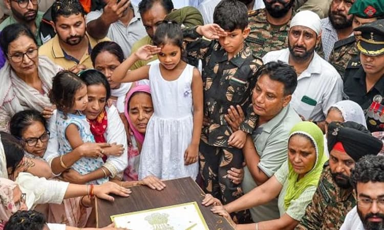 Last salute: ಕರ್ನಲ್ ಮನ್‌ಪ್ರೀತ್ ಸಿಂಗ್ ಅಂತಿಮ ಯಾತ್ರೆ ; ಸಾವಿರಾರು ಜನರು ಭಾಗಿ