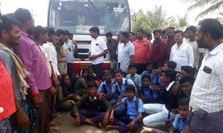 Protest: ವಿದ್ಯಾರ್ಥಿಗಳನ್ನು ಹತ್ತಿಸಿಕೊಳ್ಳದ ಬಸ್ಸು, ನಿಡಶೇಸಿಯಲ್ಲಿ ಬಸ್ ತಡೆದು ಪ್ರತಿಭಟನೆ