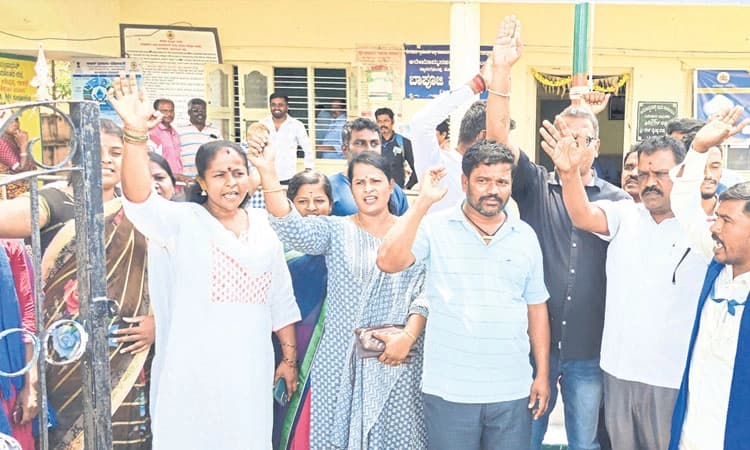 Arebommanahalli Village: ಪಂಚಾಯ್ತಿ ಅಧ್ಯಕ್ಷ, ಉಪಾಧ್ಯಕ್ಷರ ಹೈಡ್ರಾಮಾ!