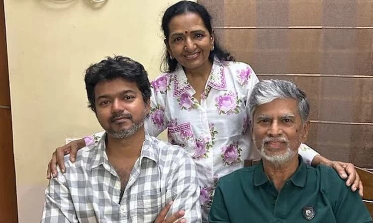 Viral Pic: ತಂದೆ- ತಾಯಿ ಭೇಟಿಯಾಗಿ ಆರೋಗ್ಯ ವಿಚಾರಿಸಿದ ವಿಜಯ್; ಫ್ಯಾಮಿಲಿ ಫೋಟೋ ವೈರಲ್