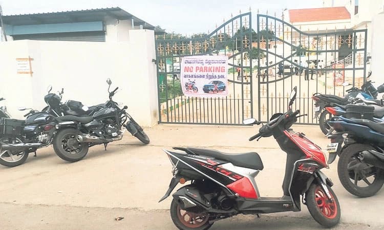 KGF: ತಾಲೂಕು ಕಚೇರಿಯಲ್ಲಿ ಪಾರ್ಕಿಂಗ್‌ ಅವ್ಯವಸ್ಥೆ!