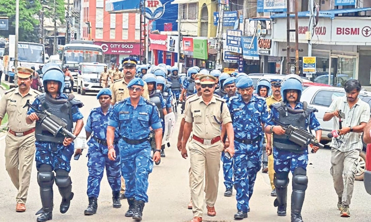 Kasaragod ಕೇಂದ್ರ ಗೃಹ ಸಚಿವಾಲಯದ ನಿರ್ದೇಶನ: ಕಾಸರಗೋಡಿನಲ್ಲಿ ಕ್ಷಿಪ್ರಪಡೆ ಪಥಸಂಚಲನ