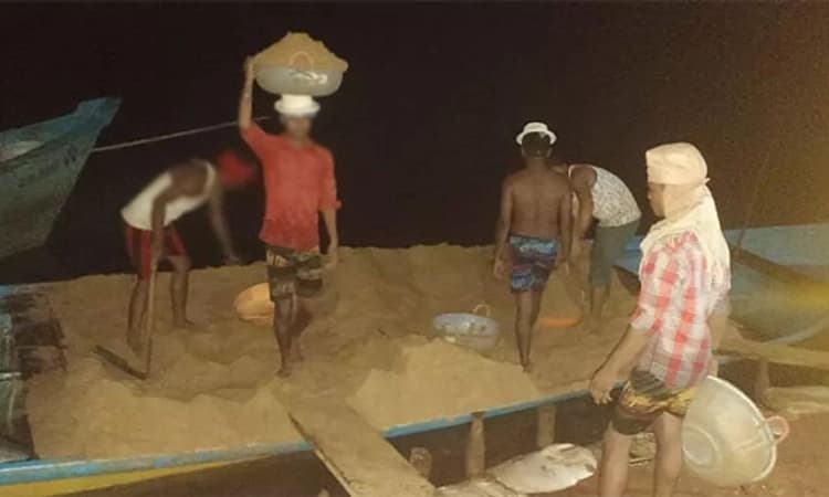 Gangolli; ಅಕ್ರಮ ಮರಳುಗಾರಿಕೆ ಅಡ್ಡೆಗೆ ಪೊಲೀಸ್ ದಾಳಿ