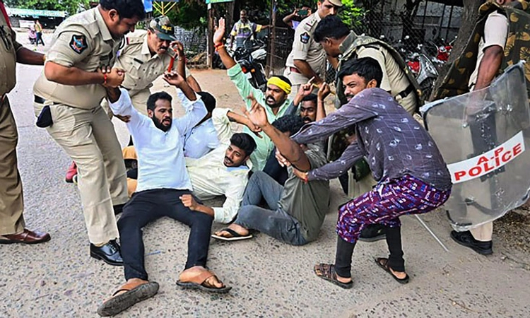 Andhra Pradesh ಬಂದ್‌ ವಿಫ‌ಲ; 21 ಶಾಸಕರಿಗೆ ಪೊಲೀಸರಿಂದ ಗೃಹ ಬಂಧನ