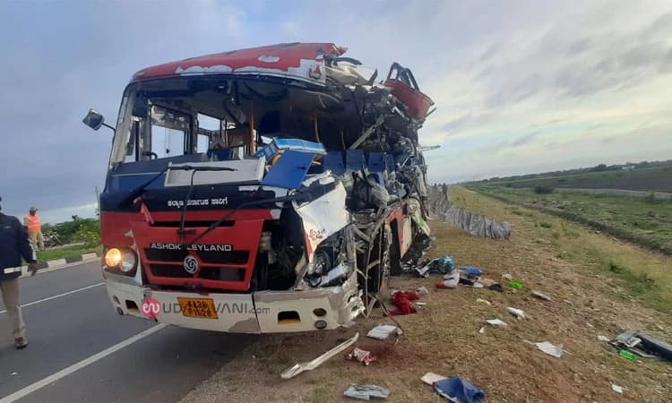 Chitradurga: ಲಾರಿ-ಬಸ್‌ ಡಿಕ್ಕಿ; 5 ವರ್ಷದ ಬಾಲಕ ಸೇರಿ 5 ಮಂದಿ ಮೃತ್ಯು