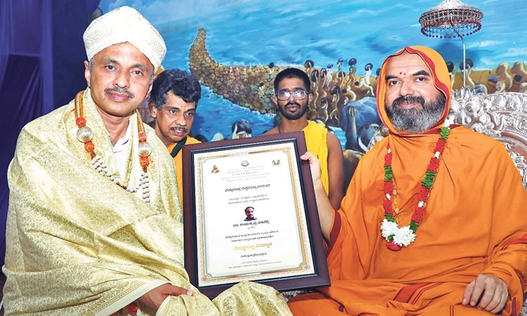 Gokarna ಯುವ ಚೇತನಗಳು ಗುರುತ್ವಾಕರ್ಷಣೆಗೆ ಒಳಗಾಗಬೇಕು: ರಾಘವೇಶ್ವರ ಶ್ರೀ