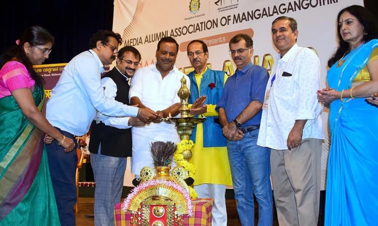 Award ಸಮಾಜದ ಬೆಳವಣಿಗೆಯಲ್ಲಿ ಮಾಧ್ಯಮ ಸೇವೆ ವಿಶಿಷ್ಟ : ಖಾದರ್‌