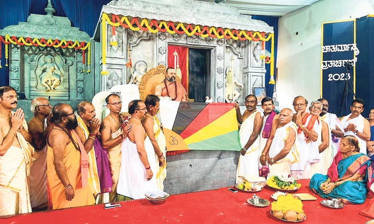 PaduKuthyaru ಧ್ವಜವು ಏಕತೆಯ ದ್ಯೋತಕವಾಗಲಿ: ಆನೆಗುಂದಿ ಶ್ರೀ