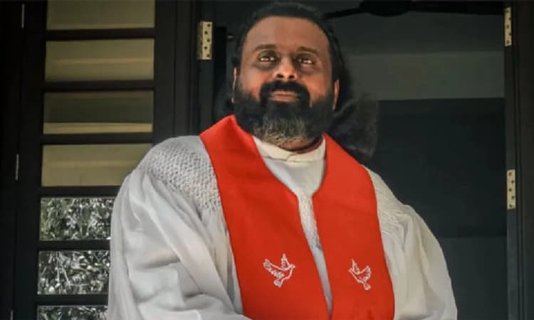 Kerala; ಶಬರಿಮಲೆಗೆ ತೆರಳಲು ವ್ರತ ಕೈಗೊಂಡ ಕ್ರಿಶ್ಚಿಯನ್ ಪಾದ್ರಿ: ವಿರೋಧ